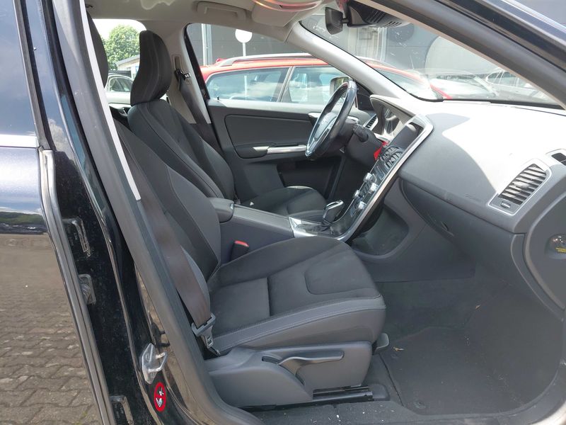 Volvo XC60 2.4 D4 Momentum AWD — zdjęcie 10