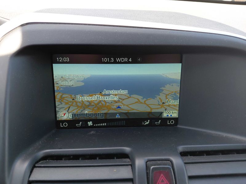 Volvo XC60 2.4 D4 Momentum AWD — zdjęcie 13