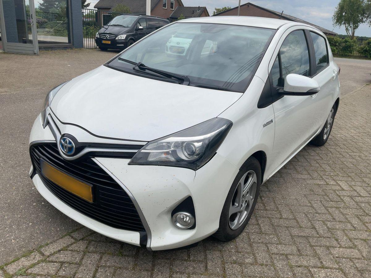 Toyota Yaris 2015 — photo 1