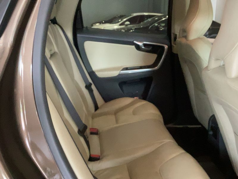 Volvo XC60 2.4 D5 Momentum AWD — zdjęcie 14