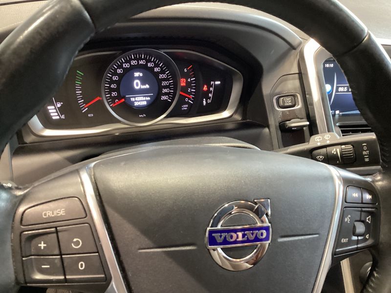 Volvo XC60 2.4 D5 Momentum AWD — zdjęcie 13