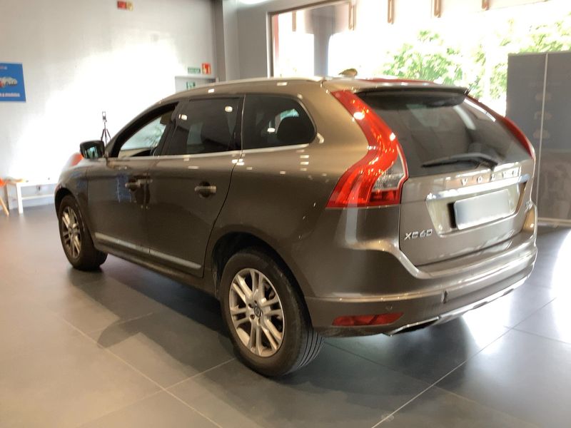 Volvo XC60 2.4 D5 Momentum AWD — zdjęcie 3