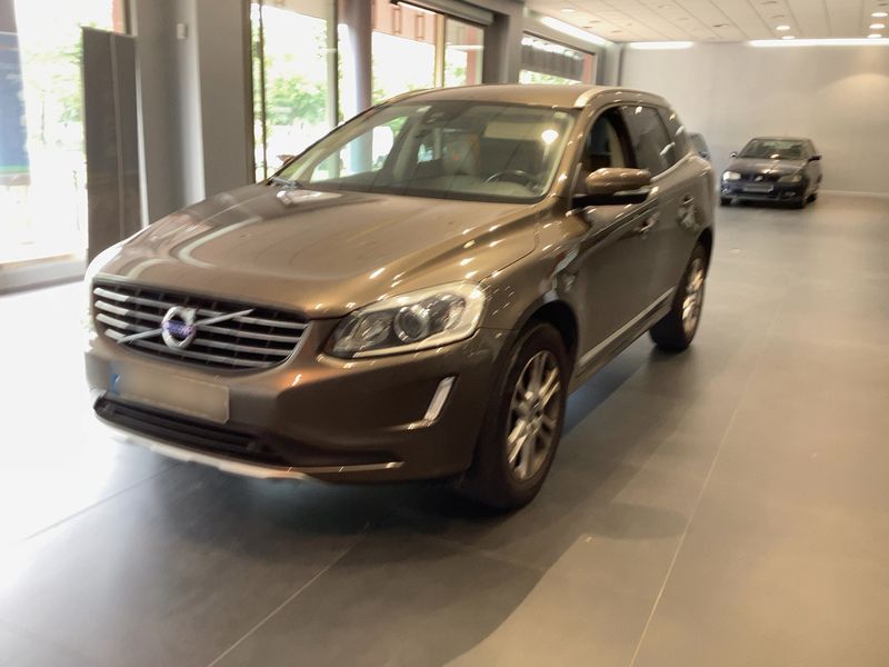 Volvo XC60 2.4 D5 Momentum AWD — zdjęcie 2