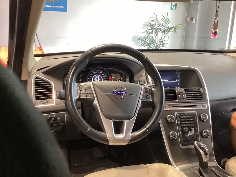 Volvo XC60 2.4 D5 Momentum AWD — zdjęcie 12