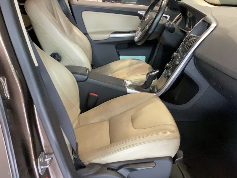 Volvo XC60 2.4 D5 Momentum AWD — zdjęcie 11