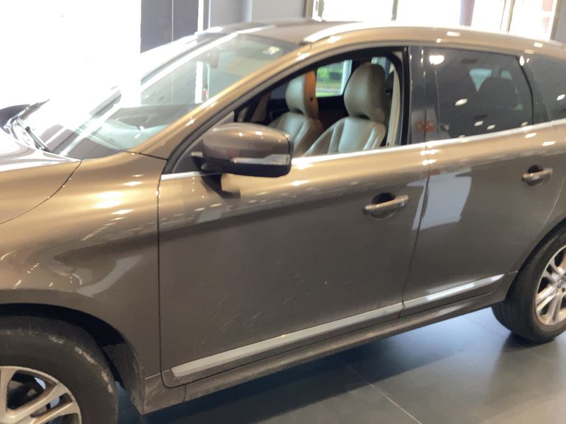 Volvo XC60 2.4 D5 Momentum AWD — zdjęcie 4