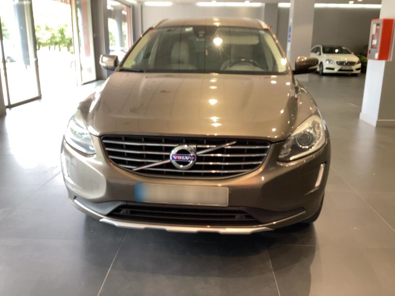 Volvo XC60 2.4 D5 Momentum AWD — zdjęcie 9