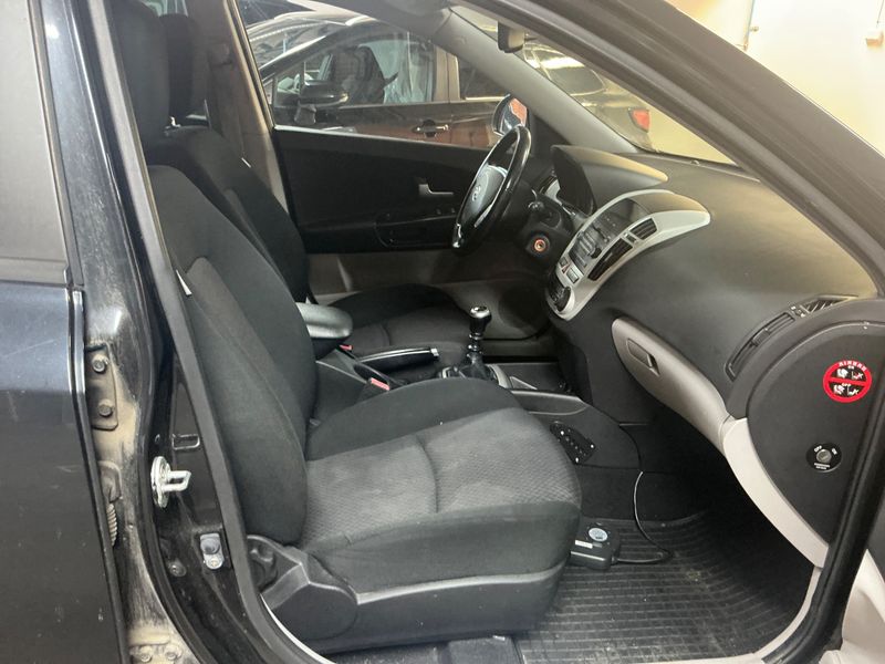 Kia cee'd 1.6 CRDi Active — zdjęcie 3