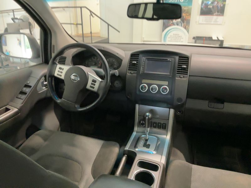 Nissan Navara Pick-up 2.5 dCi Double Cab LE 4x4 — zdjęcie 12