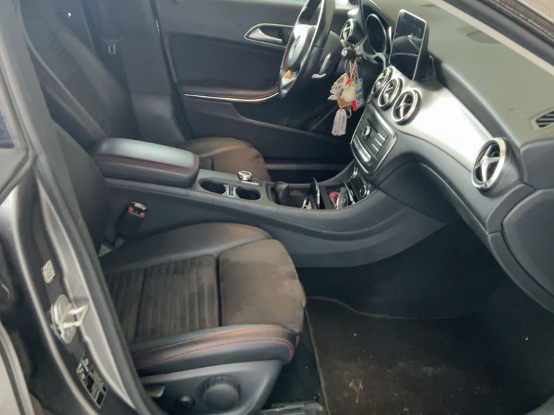 Mercedes-Benz CLA-Klasse CLA 200 d Premium — zdjęcie 11