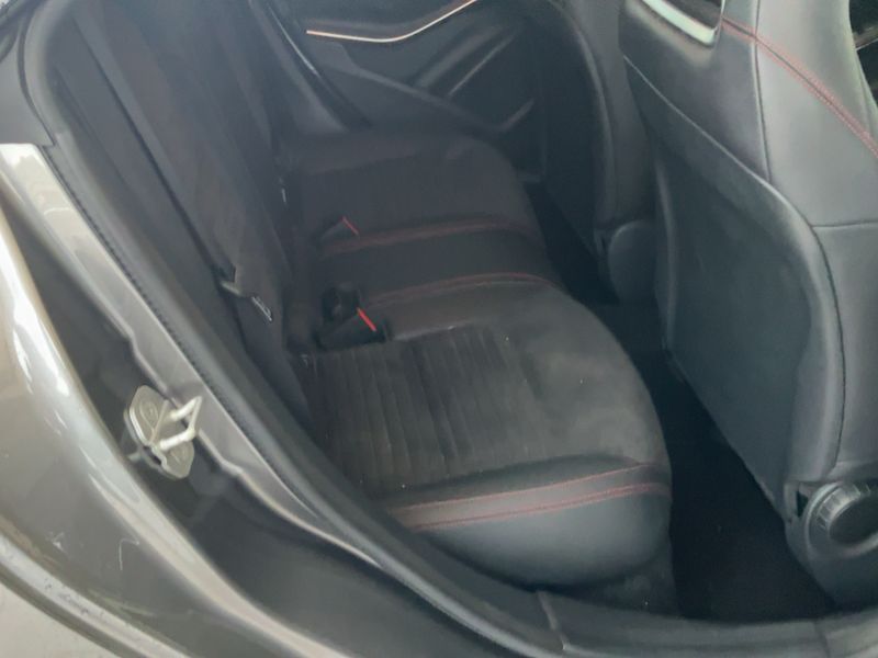 Mercedes-Benz CLA-Klasse CLA 200 d Premium — zdjęcie 14