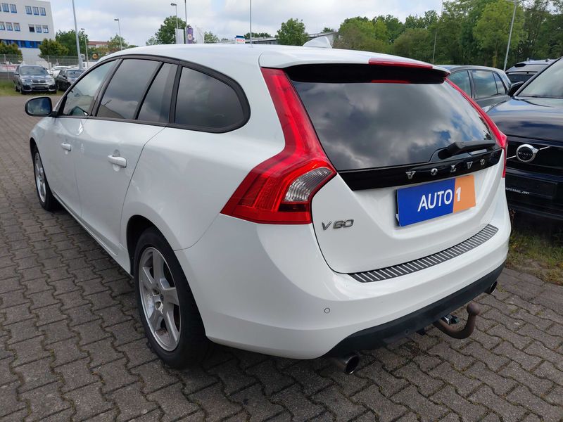 Volvo V60 1.6 T3 Kinetic — zdjęcie 3
