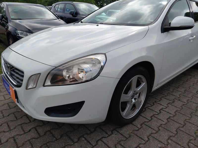 Volvo V60 1.6 T3 Kinetic — zdjęcie 2
