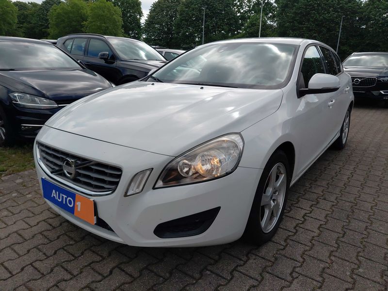 Volvo V60 1.6 T3 Kinetic — zdjęcie 1
