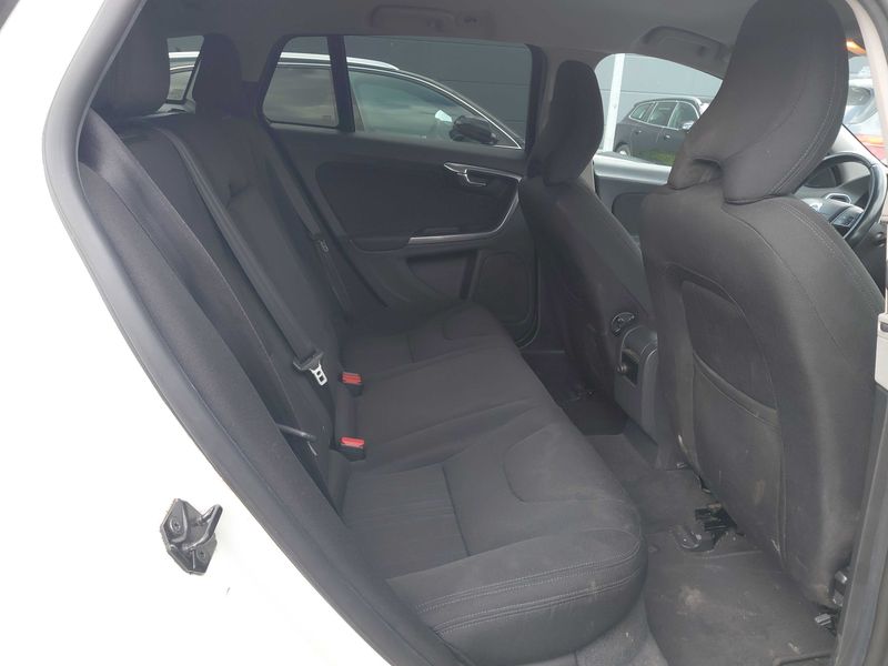 Volvo V60 1.6 T3 Kinetic — zdjęcie 13