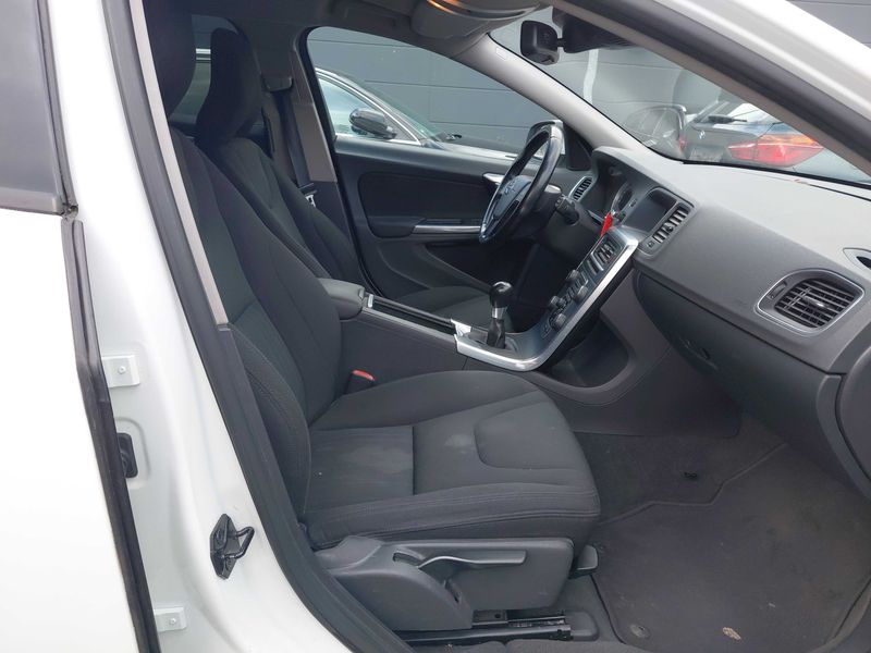 Volvo V60 1.6 T3 Kinetic — zdjęcie 10