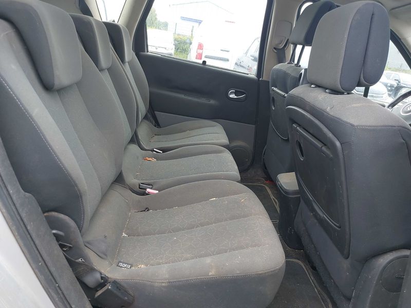 Renault Scenic 1.5 dCi Latitude — zdjęcie 13