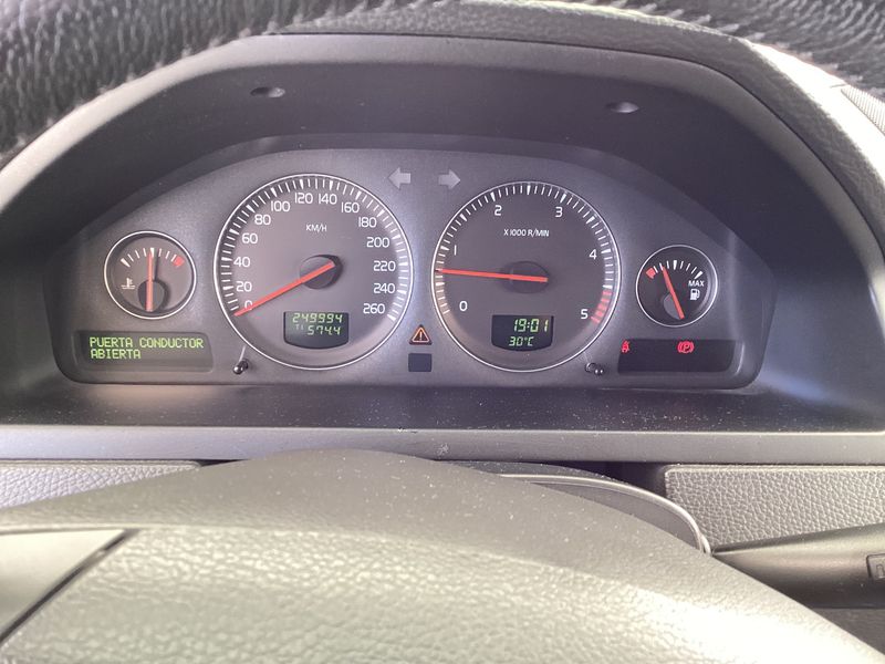 Volvo XC90 2.4 D5 Kinetic — zdjęcie 13