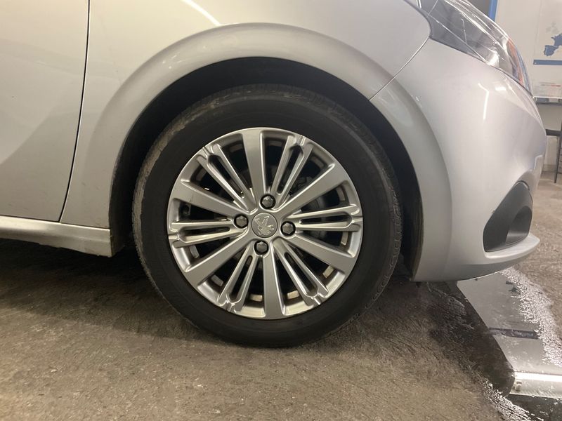 Peugeot 208 1.2 PureTech Allure 2018 – снимка 11
