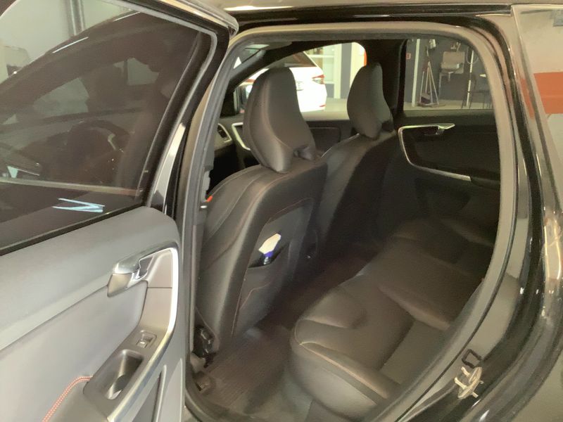 Volvo XC60 2.4 D4 Business AWD — zdjęcie 14
