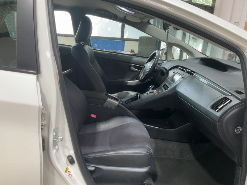 Toyota Prius 1.8 Executive 2013 – снимка 16