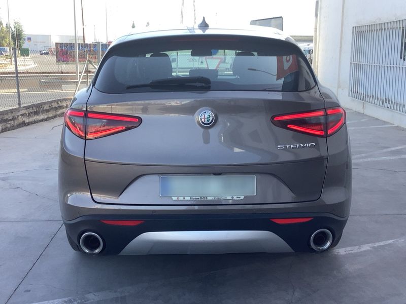 Alfa Romeo Stelvio 2.2 JTDM Basis 2WD — zdjęcie 5
