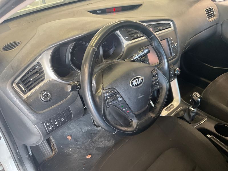 Kia cee'd 1.6 CRDi Active 2015 – снимка 28
