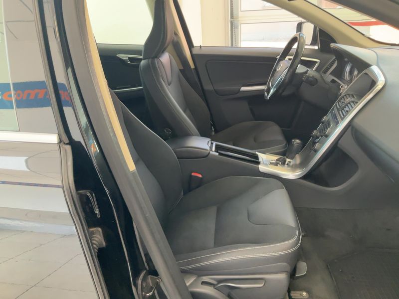 Volvo XC60 2.4 D4 Momentum AWD — zdjęcie 11