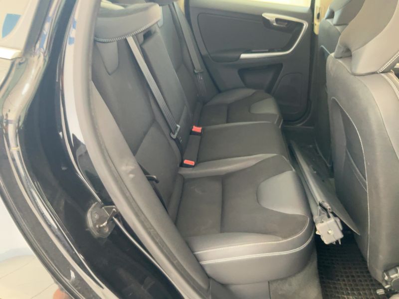 Volvo XC60 2.4 D4 Momentum AWD — zdjęcie 14