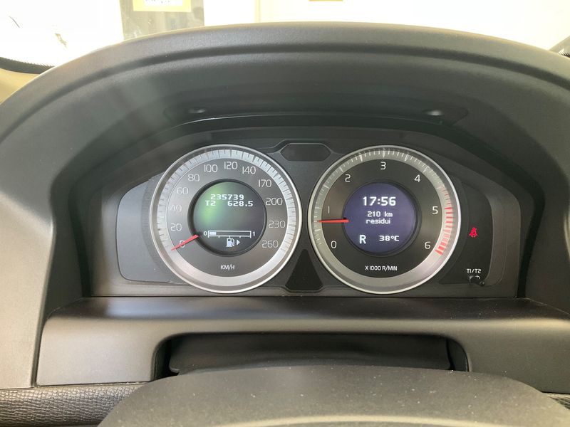 Volvo XC60 2.4 D4 Momentum AWD — zdjęcie 13