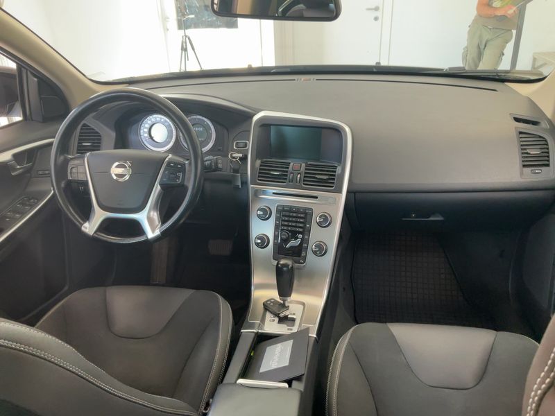 Volvo XC60 2.4 D4 Momentum AWD — zdjęcie 12