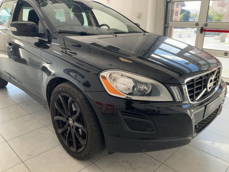 Volvo XC60 2.4 D4 Momentum AWD — zdjęcie 8