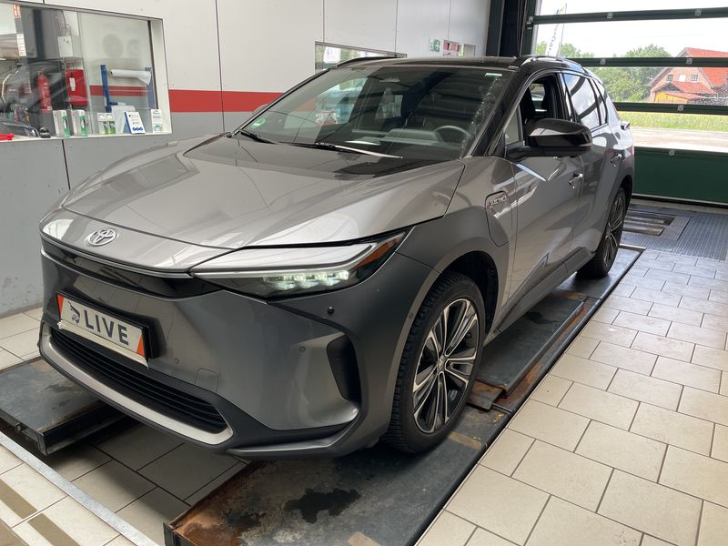 Toyota bZ4X electric drive 160 kW AWD — zdjęcie 1