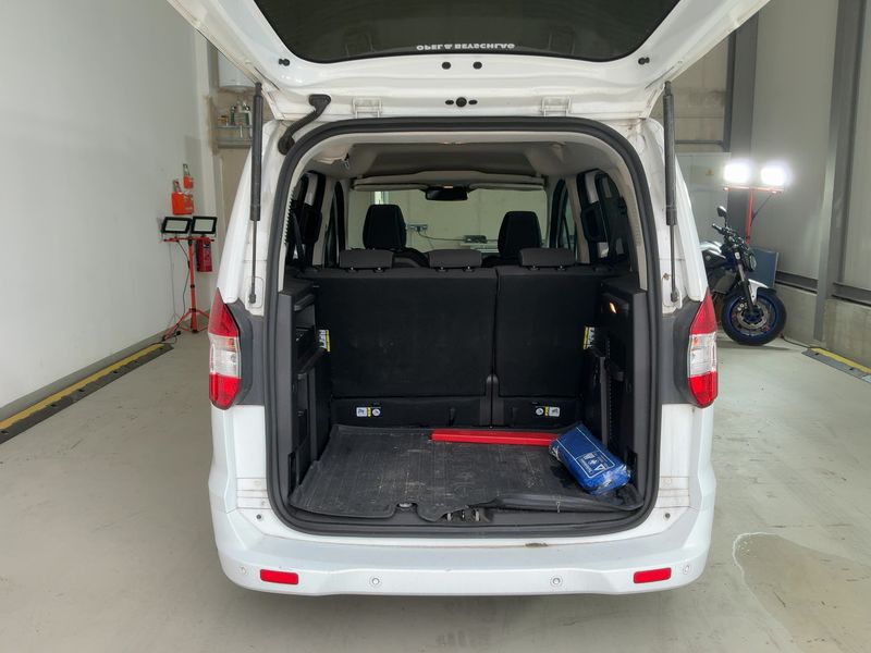 Ford Tourneo 1.0 EcoBoost Titanium — zdjęcie 10