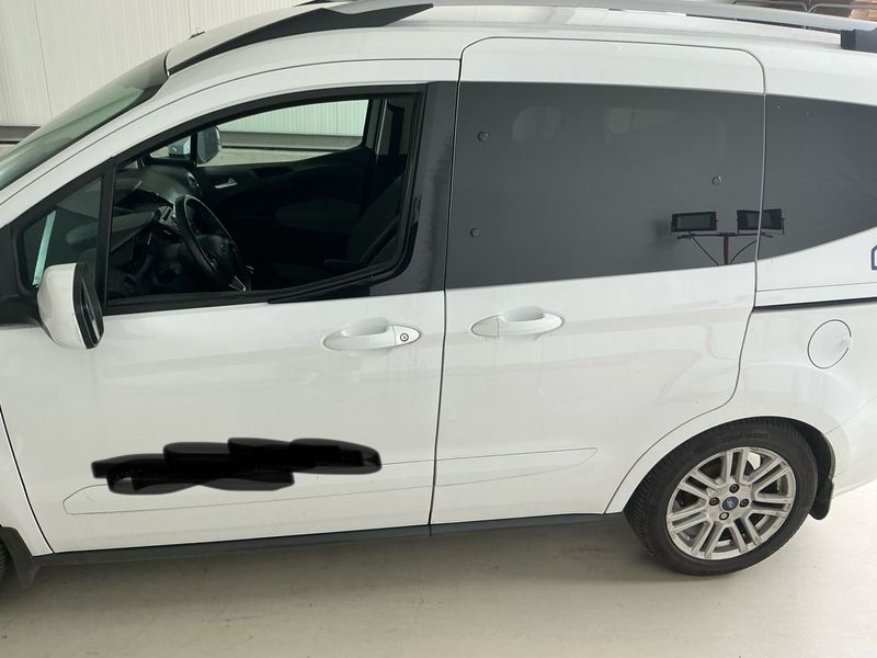 Ford Tourneo 1.0 EcoBoost Titanium — zdjęcie 4