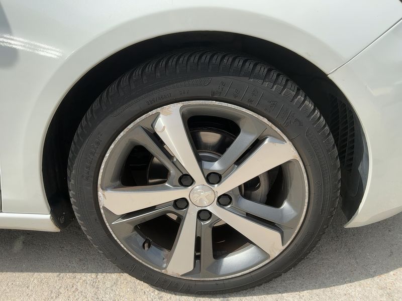 Peugeot 308 1.2 e-THP Feline 2015 – снимка 11