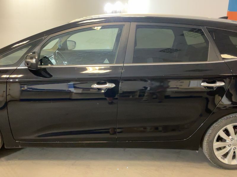 Kia Carens 1.7 CRDi Active — zdjęcie 4