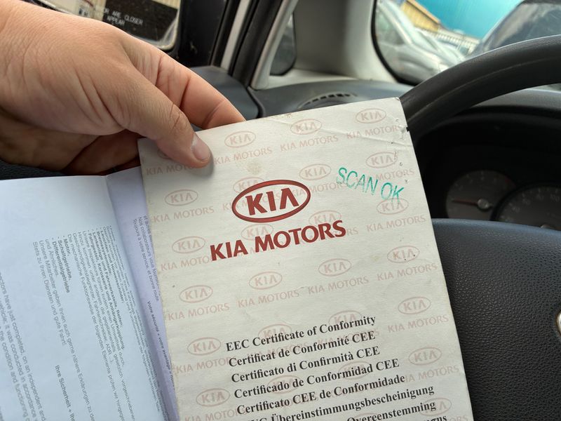 Kia Carens 2.0 CRDi EX — zdjęcie 16