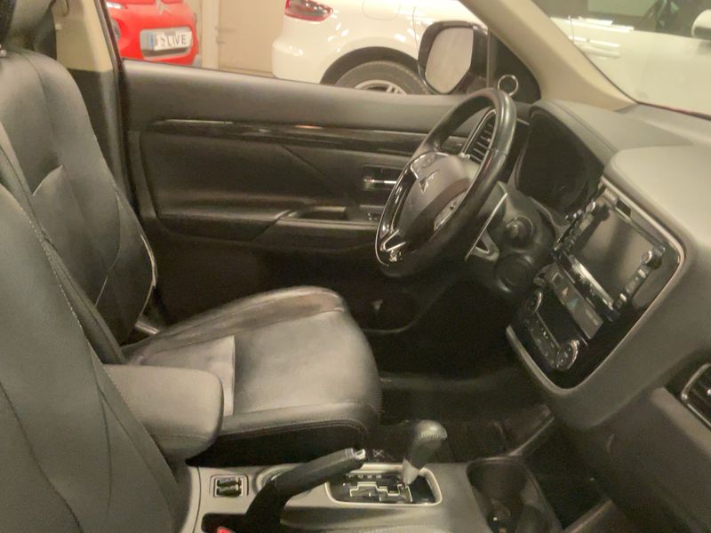 Mitsubishi Outlander 2.0 MIVEC Plus 4WD — zdjęcie 11