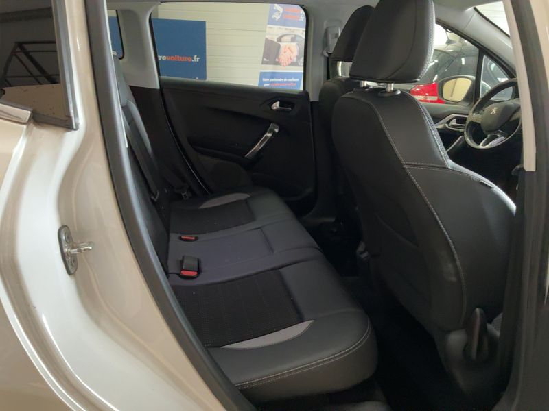 Peugeot 2008 1.6 Blue-HDi Allure — zdjęcie 14