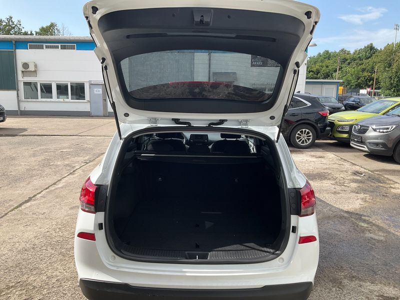Hyundai i30 1.4 Select 2018 – снимка 15