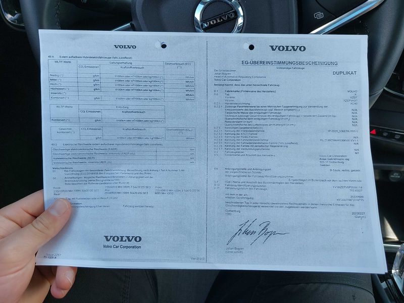 Volvo XC40 Recharge 170 kW Plus 2WD — zdjęcie 17