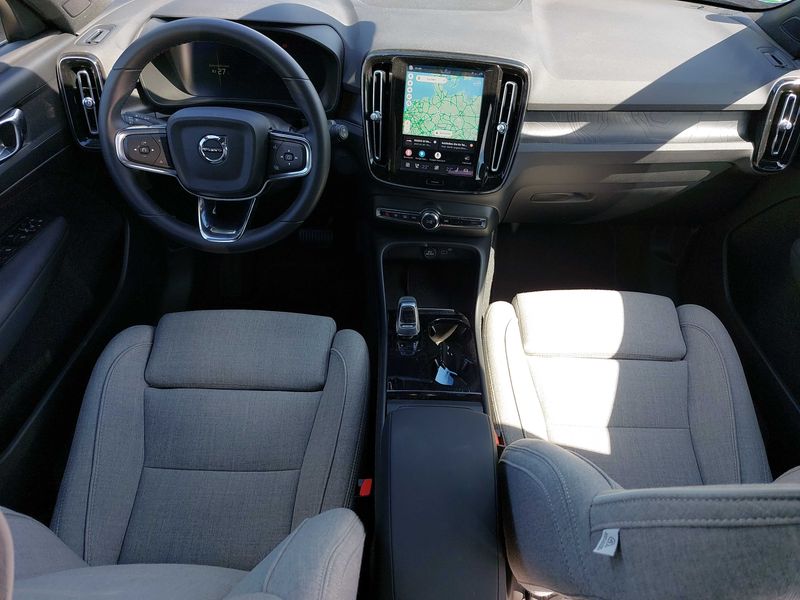 Volvo XC40 Recharge 170 kW Plus 2WD — zdjęcie 11
