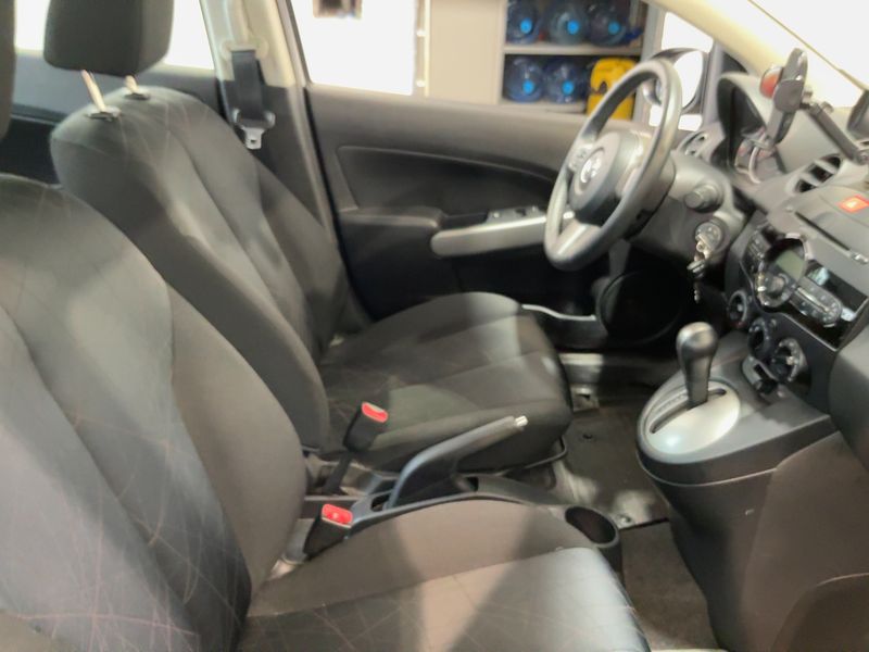 Mazda 2 1.5 Center-Line — zdjęcie 11