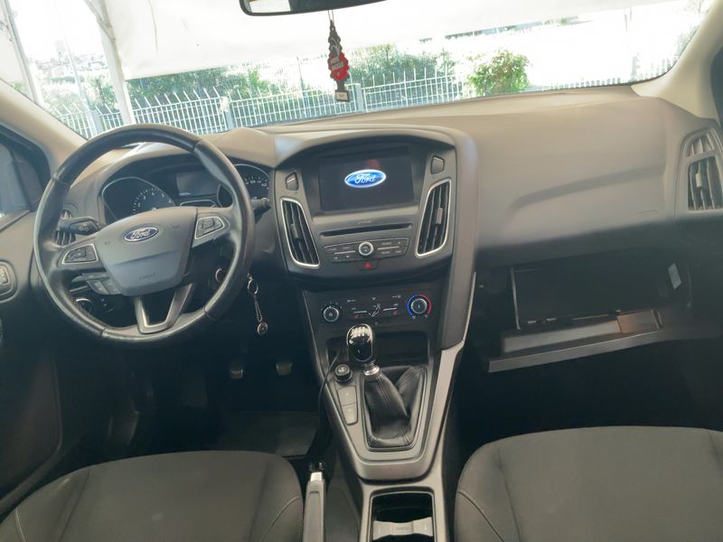 Ford Focus 1.0 EcoBoost Business — zdjęcie 12