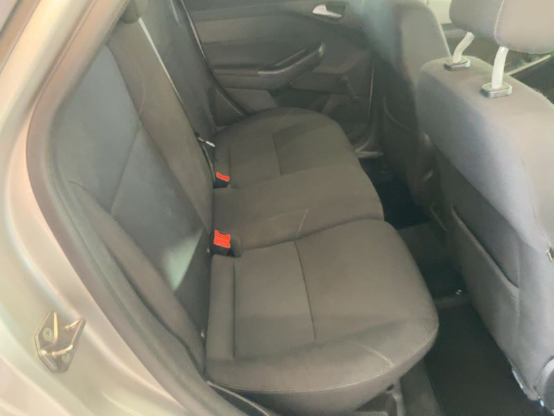 Ford Focus 1.0 EcoBoost Business — zdjęcie 14