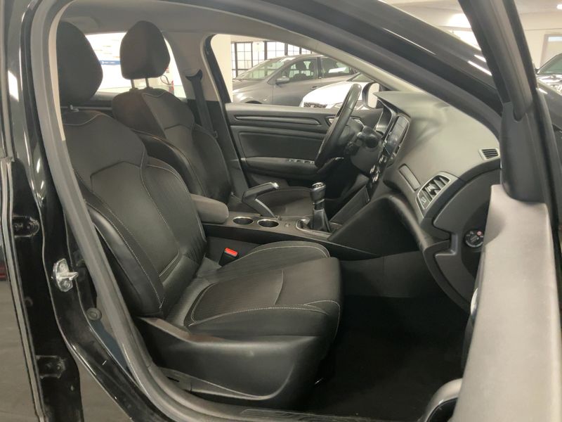 Renault Megane 1.5 BLUE dCi Business — zdjęcie 11