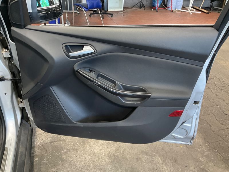 Ford Focus 2.0 TDCi Titanium 2015 – снимка 31