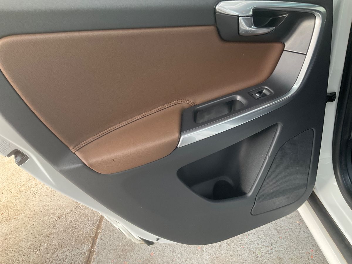Volvo XC60 2015 — photo 32