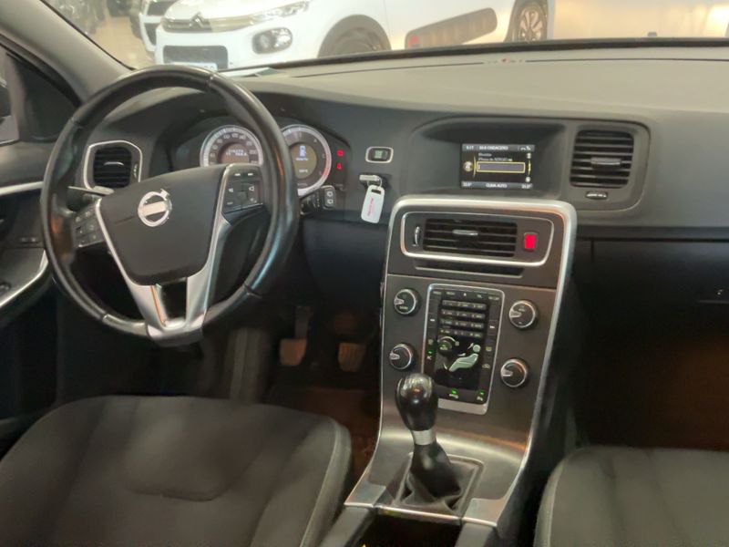 Volvo V60 2.0 D4 Momentum — zdjęcie 12